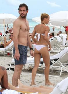 Michelle Hunziker feet photo thumbnail