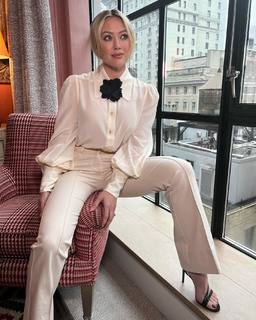Hilary Duff feet photo thumbnail