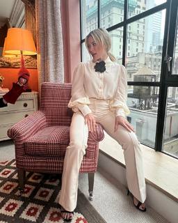 Hilary Duff feet photo thumbnail