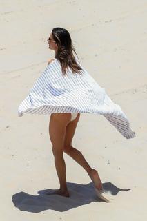 Alessandra Ambrosio feet photo thumbnail