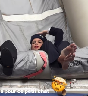 Iris Mittenaere feet photo thumbnail