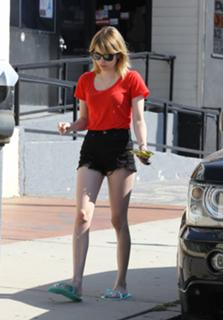 Emma Roberts feet photo thumbnail