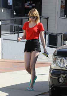 Emma Roberts feet photo thumbnail
