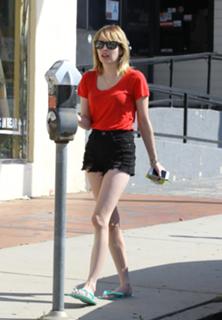 Emma Roberts feet photo thumbnail