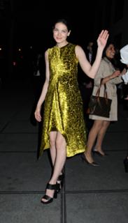 Michelle Monaghan feet photo thumbnail