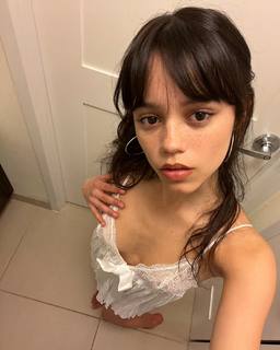 Jenna Ortega feet photo thumbnail