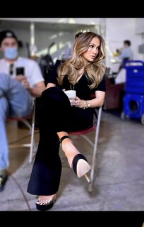 Jennifer Lopez feet photo thumbnail