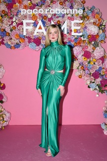 Elle Fanning feet photo thumbnail