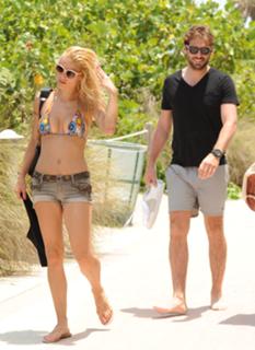 Michelle Hunziker feet photo thumbnail
