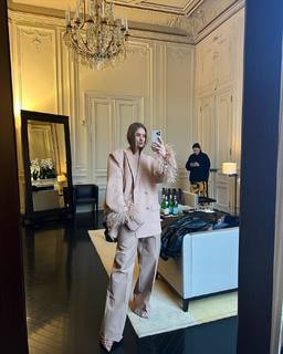 Rosie Huntington-Whiteley feet photo thumbnail