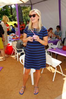 Reese Witherspoon feet photo thumbnail