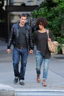 Halle Berry feet photo thumbnail