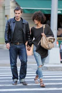 Halle Berry feet photo thumbnail