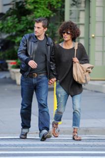Halle Berry feet photo thumbnail