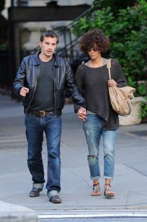 Halle Berry feet photo thumbnail