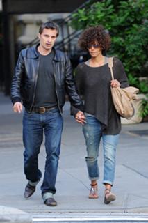Halle Berry feet photo thumbnail