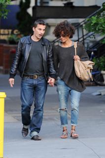 Halle Berry feet photo thumbnail