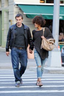 Halle Berry feet photo thumbnail
