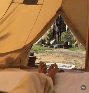Brooke Burke feet photo thumbnail