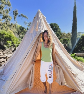 Brooke Burke feet photo thumbnail