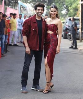 Kriti Sanon feet photo thumbnail