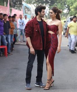 Kriti Sanon feet photo thumbnail