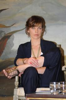 Milla Jovovich feet photo thumbnail