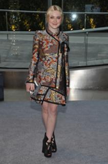 Dakota Fanning feet photo thumbnail