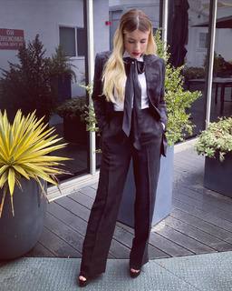 Emma Roberts feet photo thumbnail