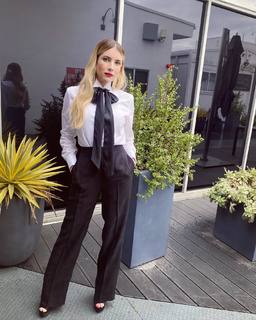 Emma Roberts feet photo thumbnail