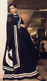 Sonam Kapoor feet photo thumbnail