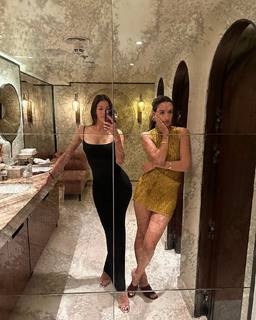 Iris Mittenaere feet photo thumbnail