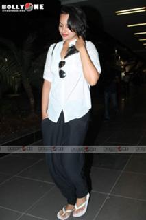 Sonakshi Sinha feet photo thumbnail