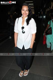 Sonakshi Sinha feet photo thumbnail