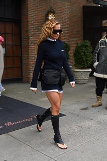 Rita Ora feet photo thumbnail