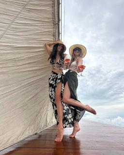 Julianne Hough feet photo thumbnail