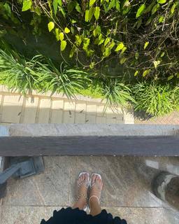 Isis Valverde feet photo thumbnail