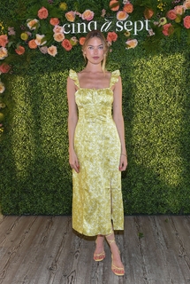 Martha Hunt feet photo thumbnail