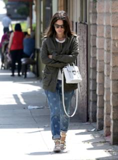 Rachel Bilson feet photo thumbnail