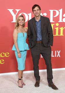 Reese Witherspoon feet photo thumbnail