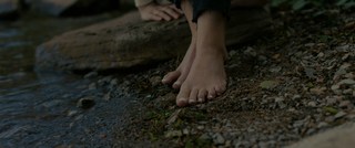 Anna Kendrick feet photo thumbnail