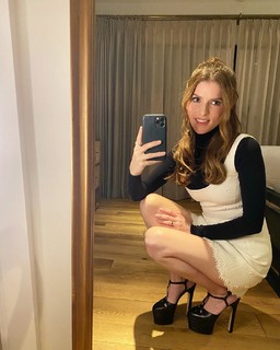 Anna Kendrick feet photo thumbnail