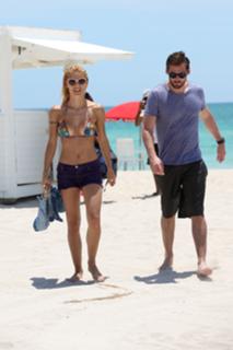 Michelle Hunziker feet photo thumbnail