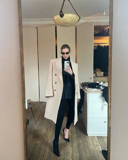 Rosie Huntington-Whiteley feet photo thumbnail