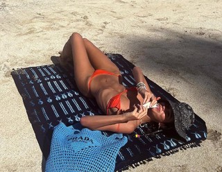 Bruna Marquezine feet photo thumbnail