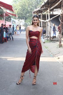 Kriti Sanon feet photo thumbnail