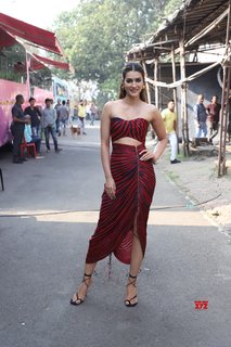 Kriti Sanon feet photo thumbnail