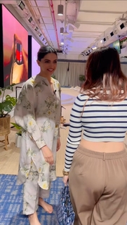 Deepika Padukone feet photo thumbnail