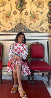 Mindy Kaling feet photo thumbnail