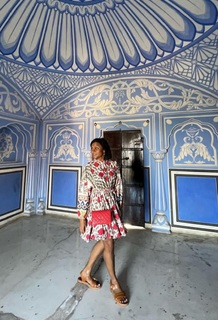 Mindy Kaling feet photo thumbnail